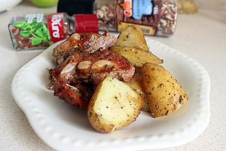 Запеченные свиные ребрышки с ароматным картофелем