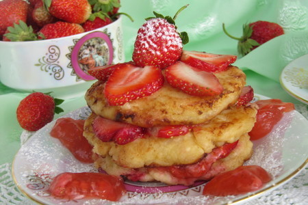 Фото к рецепту: Сырники с ягодами и ягодным соусом