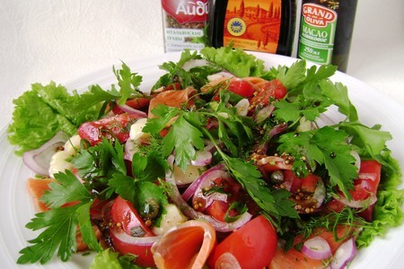 Фото к рецепту: Салат с семгой и помидорами.