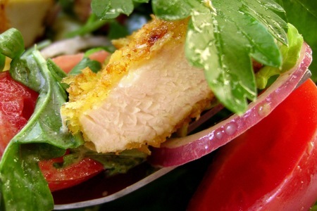 Салат с овощами и курицей карри.