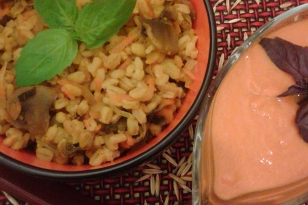 Злаковая каша с овощами, грибами и соусом из печеного перца и томатов.