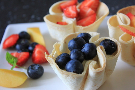 Фото к рецепту: Чашечки с муссом из манки и свежими ягодами
