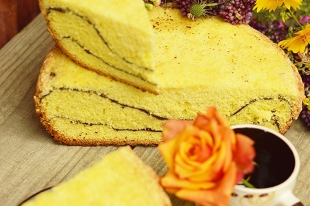 Фото к рецепту: Полосатый бисквит в мультиварке.
