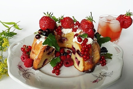 Творожный десерт с ягодами.