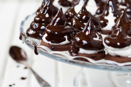 Фото к рецепту: Шоколадно-меренговые пирожные