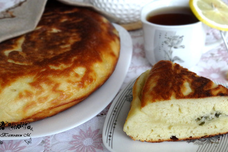 Фото к рецепту: Жаренный пирог на кефире с сыром и луком