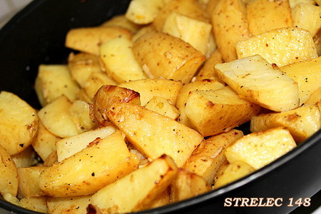 Фото к рецепту: Румяный картофель с лимоном и мятой.