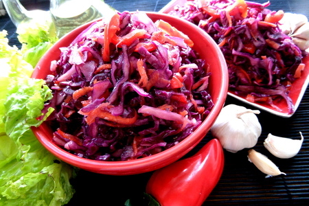 Фото к рецепту: Салат на скорую руку из красной капусты