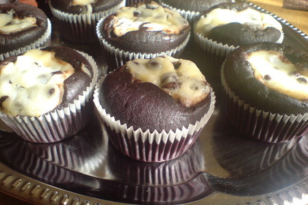 Фото к рецепту: Шоколадные кексы с  творожным сыром и шоколадными каплями