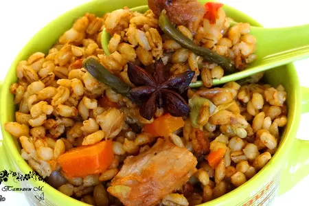 Перловая каша с мясом, томленная в томатном соке с бадьяном