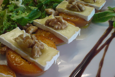 Фото к рецепту: Салат  из персиков и камамбера  "дамский каприз"