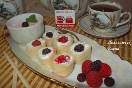 Вафельные роллы  с творогом и ягодами.