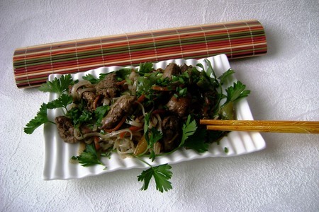Куриная печень с овощами и рисовой лапшой.