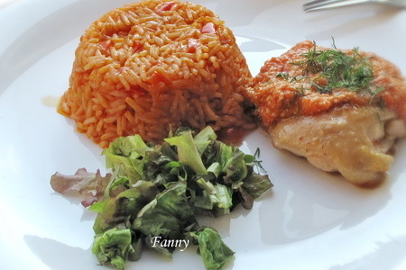 Фото к рецепту: Томатный рис с курицей под моле «эспаньол»