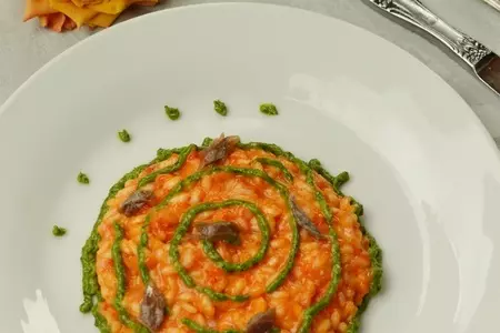 Сливочное ризотто с красным перцем, соусом из петрушки и анчоусами