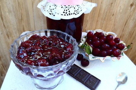 Фото к рецепту: Варенье из вишни с шоколадом и ликёром.(пьяная вишня)
