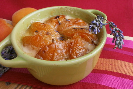 Фото к рецепту: Десерт из абрикос с лавандой