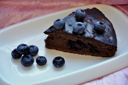 Фото к рецепту: Шоколадный пирог с голубикой