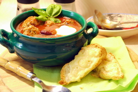 Средиземноморский томатный супчик с фасолью и фрикадельками