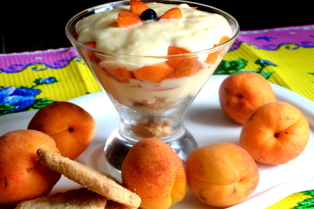 Десерт с абрикосами и яичным кремом