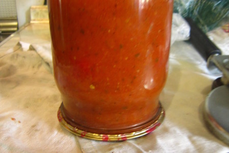 Фото к рецепту: Помидоры  в томатном соусе с базиликом