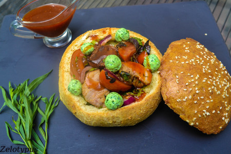 Фото к рецепту: Копчёные рёбрышки, с овощами, мятным сыром, соусом барбекю, в булке из цельной муки.