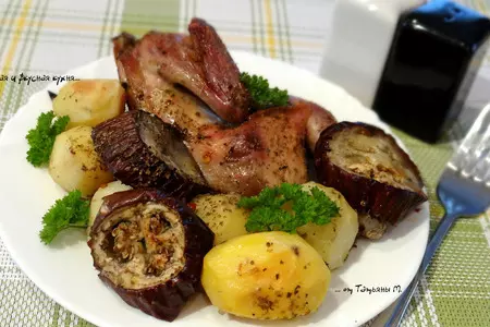 Цыпленок-корнишон, томленный в духовке с картофелем и баклажаном