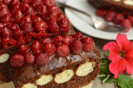 Фото к рецепту: Шоколадно-творожный пирог с малиной