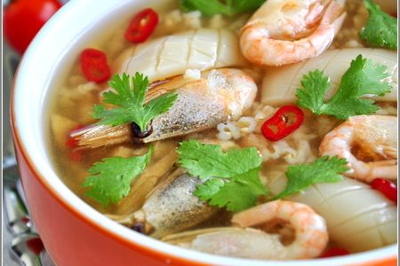 Фото к рецепту: Острый тайский суп с морепродуктами