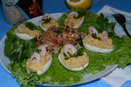 Фото к рецепту: Яйца фаршированные рисом и карри