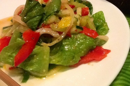 Фото к рецепту: "ям плы пак" салат с кальмаром по-тайски