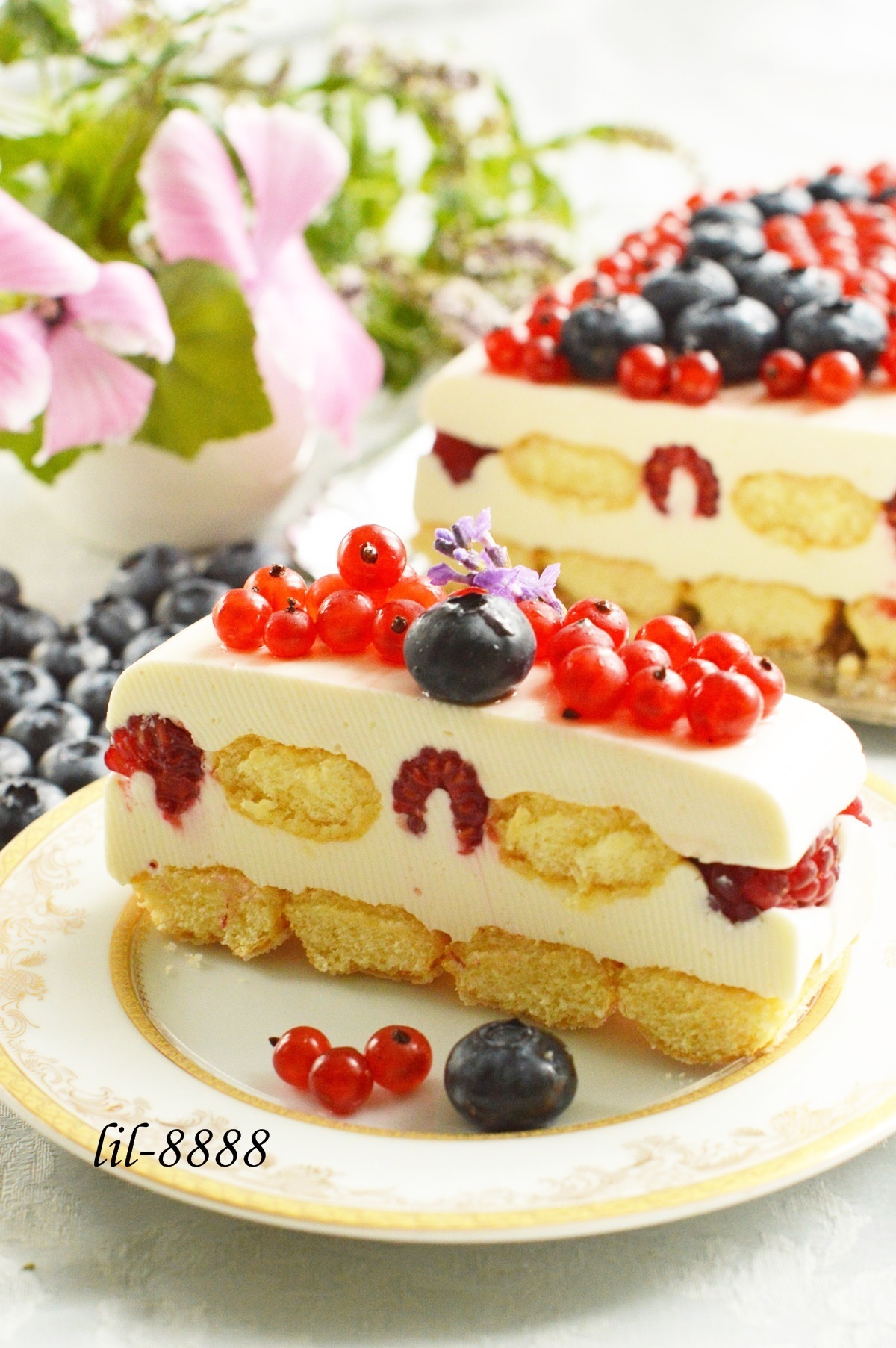 Сливочный десерт с ягодами