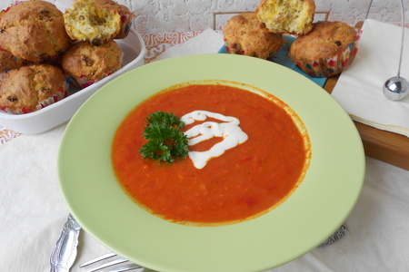 Томатный суп с пампушками с розмарином