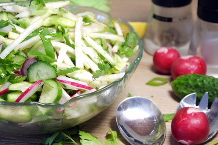 Витаминный салат с кольраби и редисом