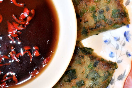 Фото к рецепту: Тайские луковые пирожки каном гуй чай (ขนมกุ่ยช่าย)