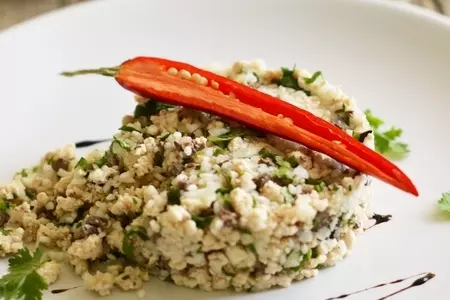 Теплый салат из цыпленка с молотым рисом. лааб гай.