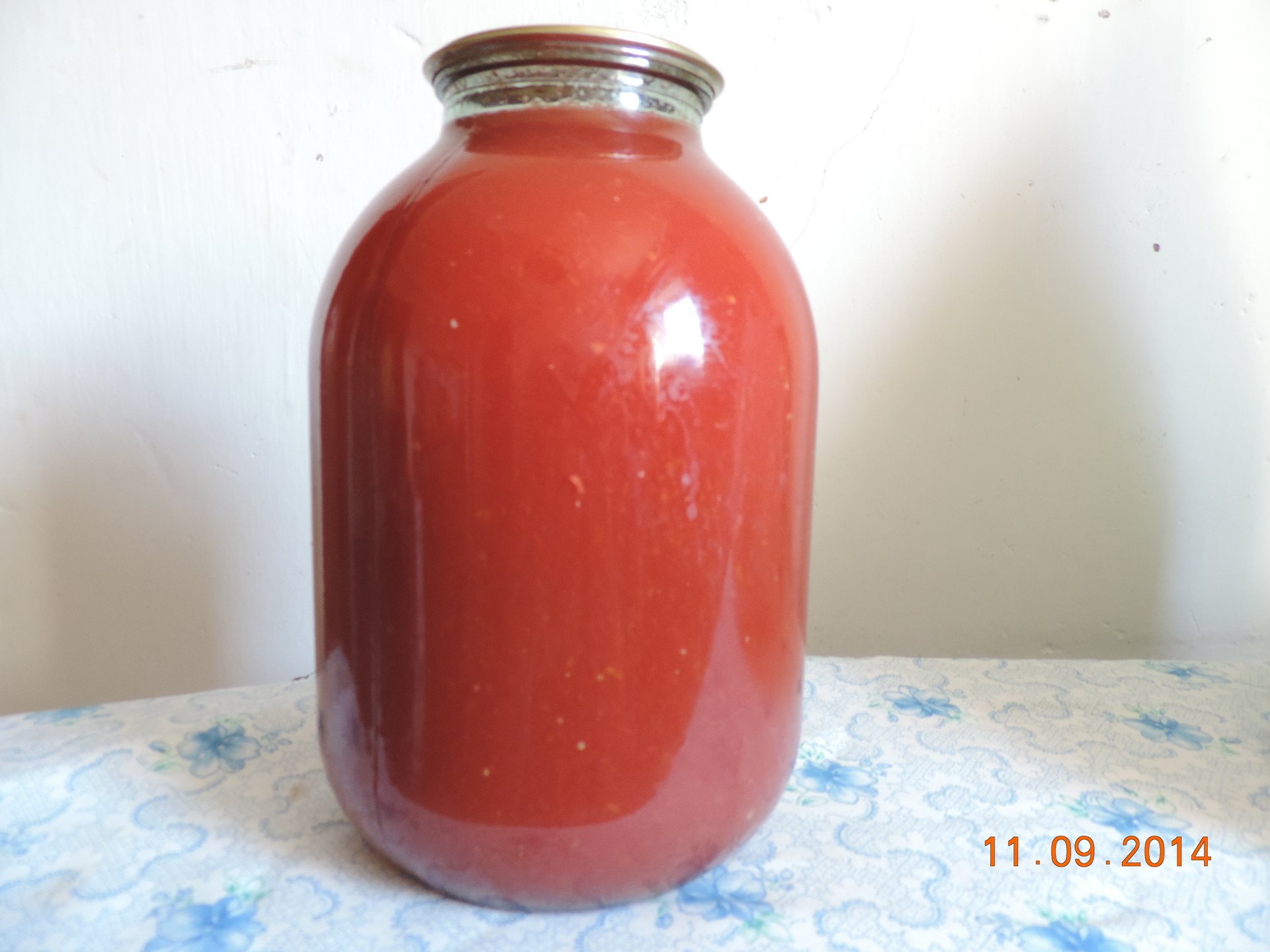 Домашний томатный сок с мякотью. 3л банка сока томатного Балаково. Томатный сок в банке. Томатный сок в трехлитровых банках. Домашний томатный сок в банке.
