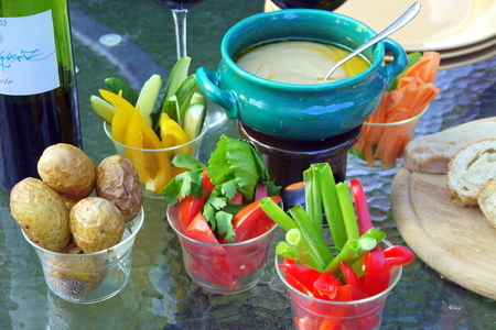 Фото к рецепту: Банья кауда (bagna cauda) – пьемонтский чесночнo-анчоусный соус