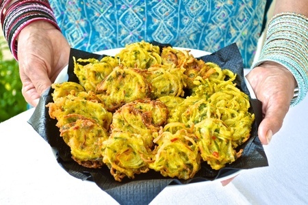 Фото к рецепту: Луковые оладьи (bhaji)
