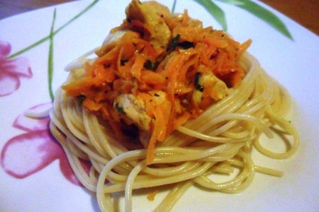 Фото к рецепту: Курица с морковью в сметане