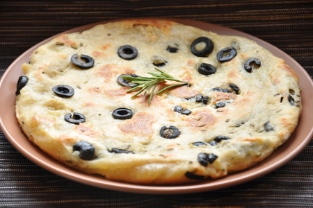 Фото к рецепту: Фокачча с маслинами и травами