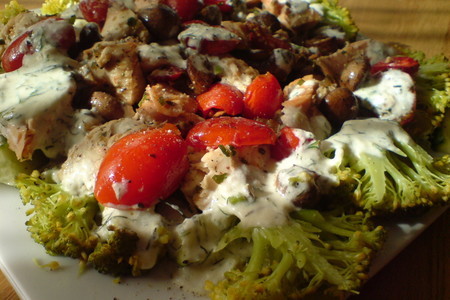 Тёплый салат с лососем и грибами под сырно-сливочным соусом