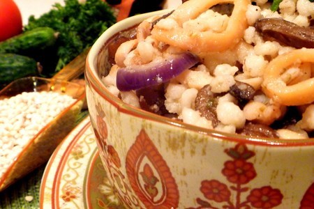 Фото к рецепту: Перловочка жемчужная с вешенками и кальмарами