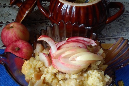 Фото к рецепту: Каша " янтарная"( из пшена с яблоками)