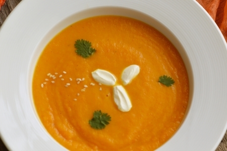 Фото к рецепту: Велюте из моркови с имбирем и апельсином.