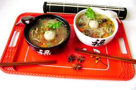 Ароматный суп по-китайски с овощами, лапшой и фаршированными фрикадельками