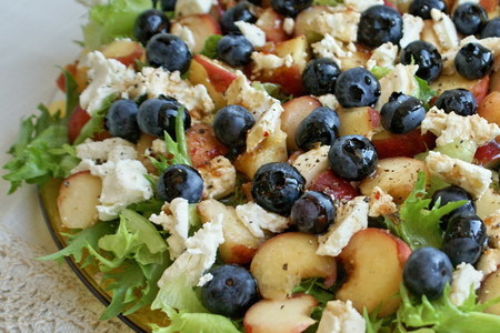Фото к рецепту: Салат с персиками, голубикой и козьим сыром