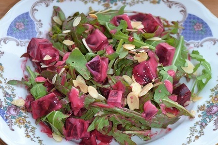 Фото к рецепту: Салат из свеклы с миндальными лепестками