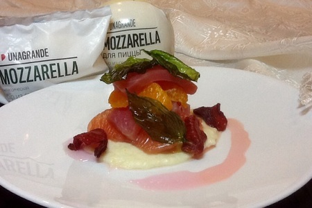 Фото к рецепту: Мильфей из тунца с помидорами конфи и хрустящим базиликом в креме из моцареллы unagrande
