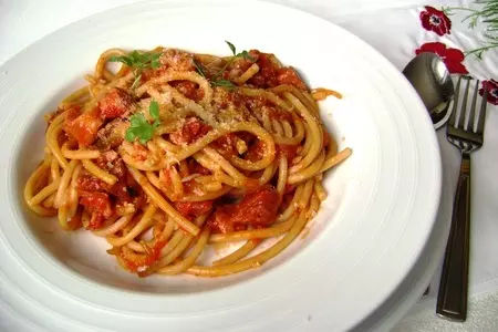 Паста букатини алла мартичиана (bucatini all'amatriciana).